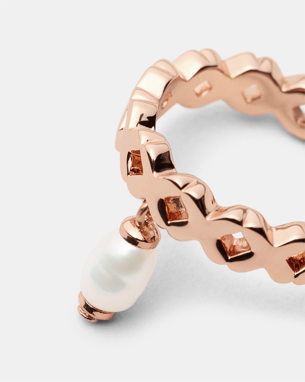Essense Pearl Ring